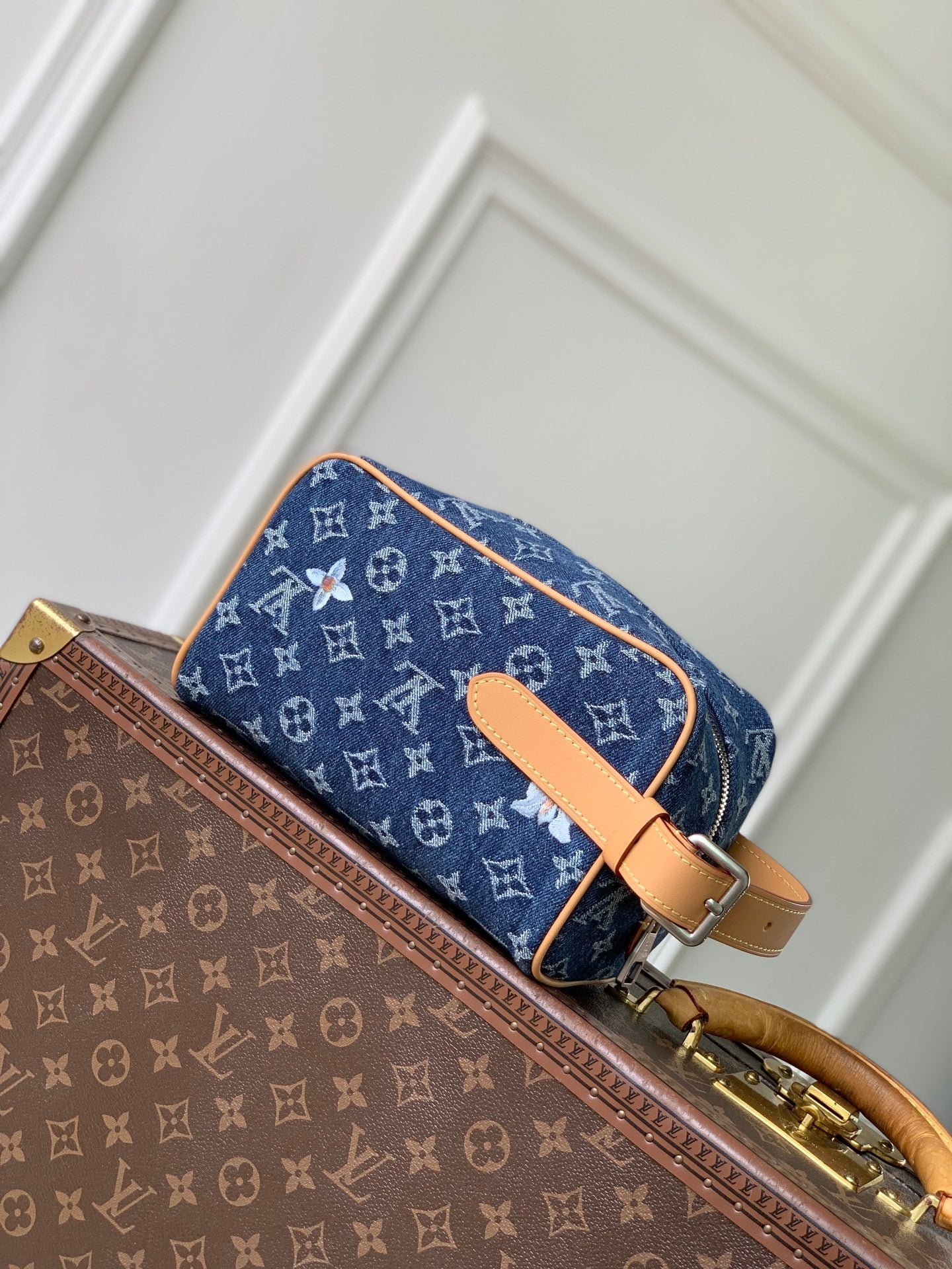 Louis Vuitton LV M28363 Locker Dopp Kit Bag Blue - Default Title - View 3