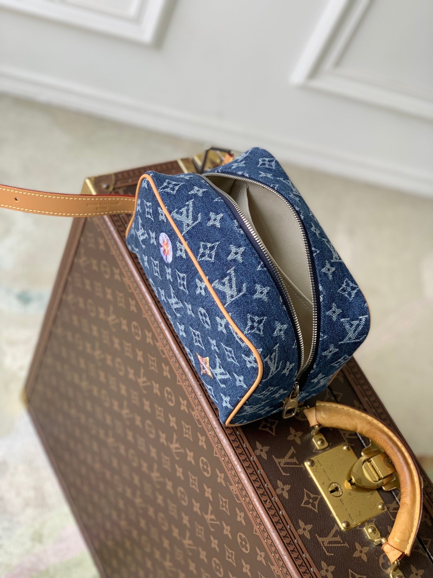 Louis Vuitton LV M28363 Locker Dopp Kit Bag Blue - Default Title - View 9