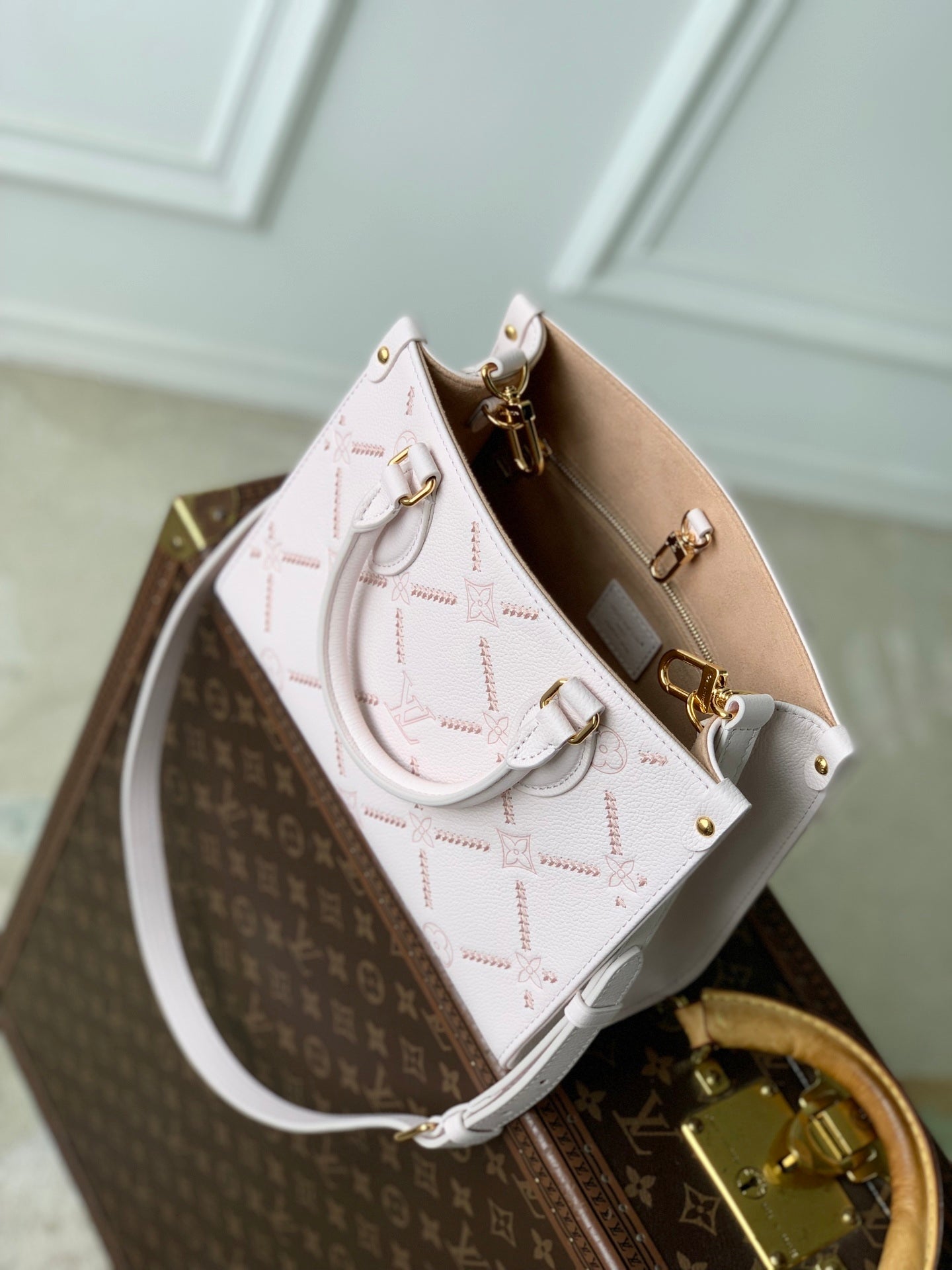 Louis Vuitton LV M28528 Onthego PM Bag Light Bliss Couture