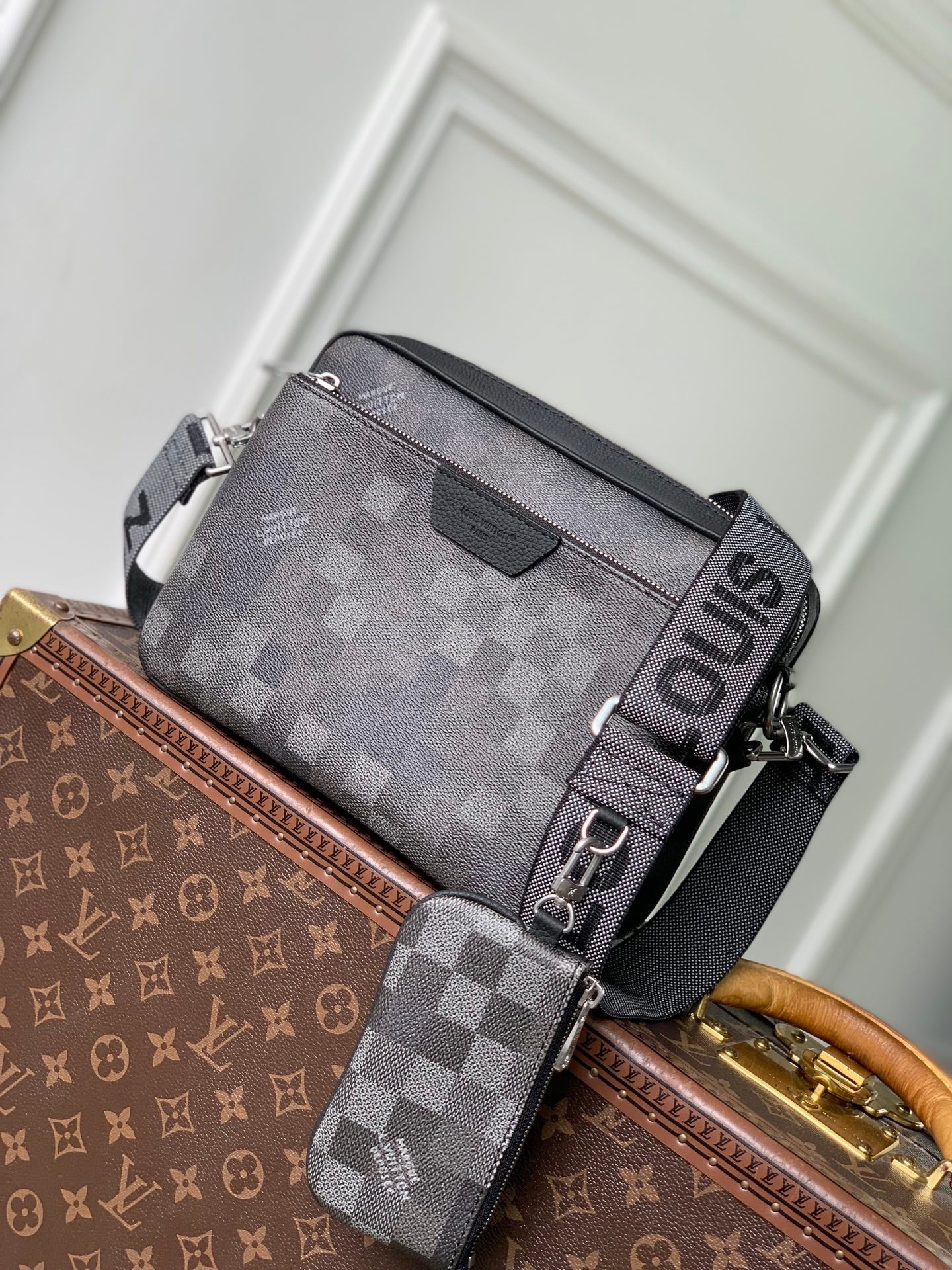 Louis Vuitton LV M28602 Trio Messenger Bag Black - Default Title - View 1