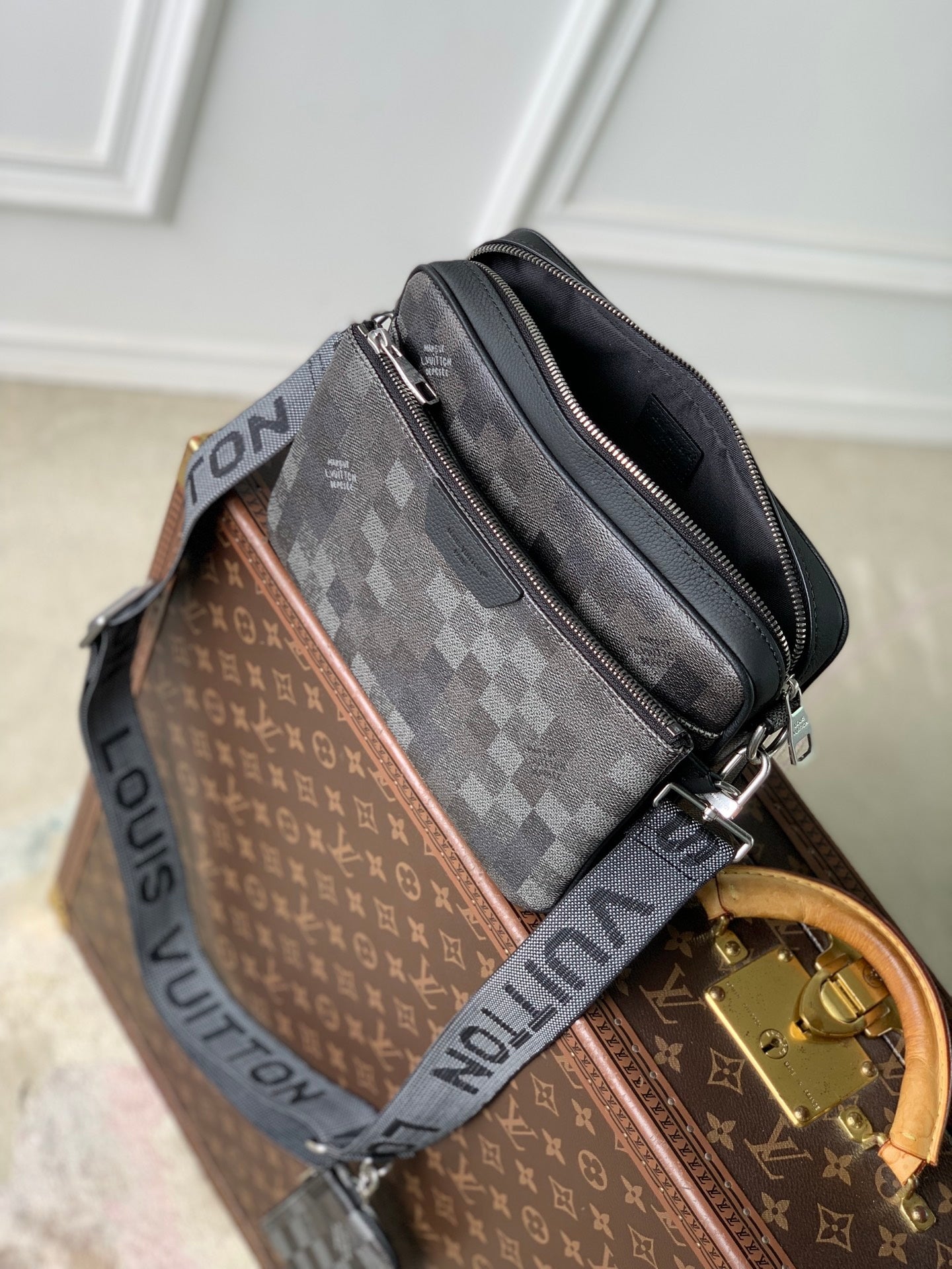 Louis Vuitton LV M28602 Trio Messenger Bag Black