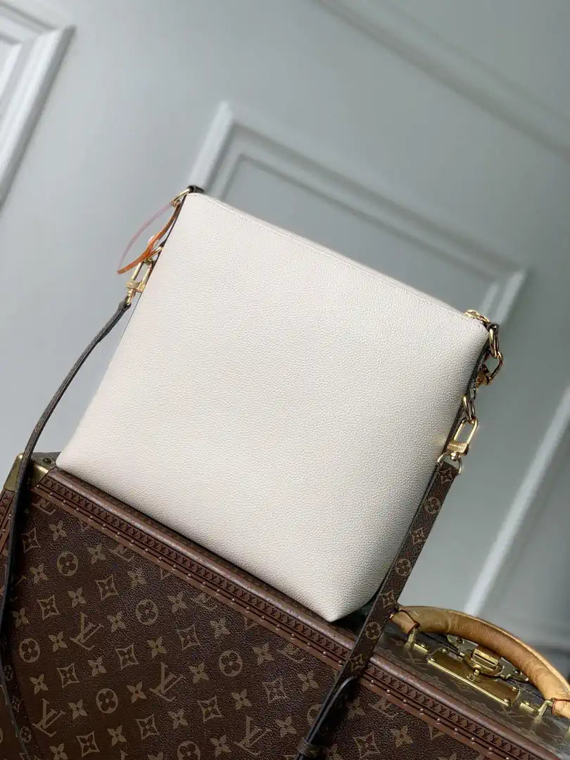 Louis Vuitton LV M29094 Multipass Handbag White