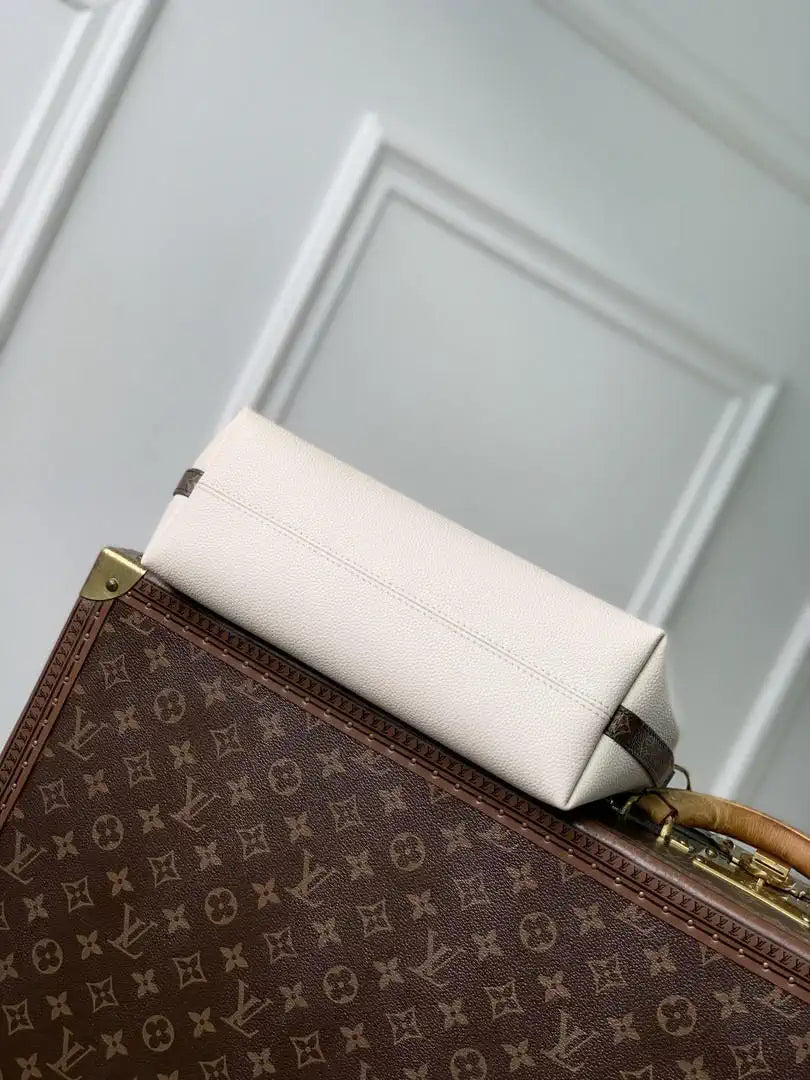Louis Vuitton LV M29094 Multipass Handbag White