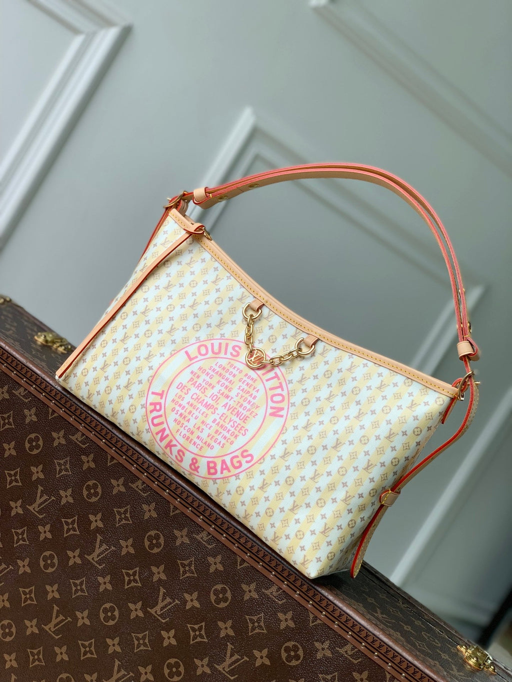 Louis Vuitton LV M29139 Carryall East West Bag Banana