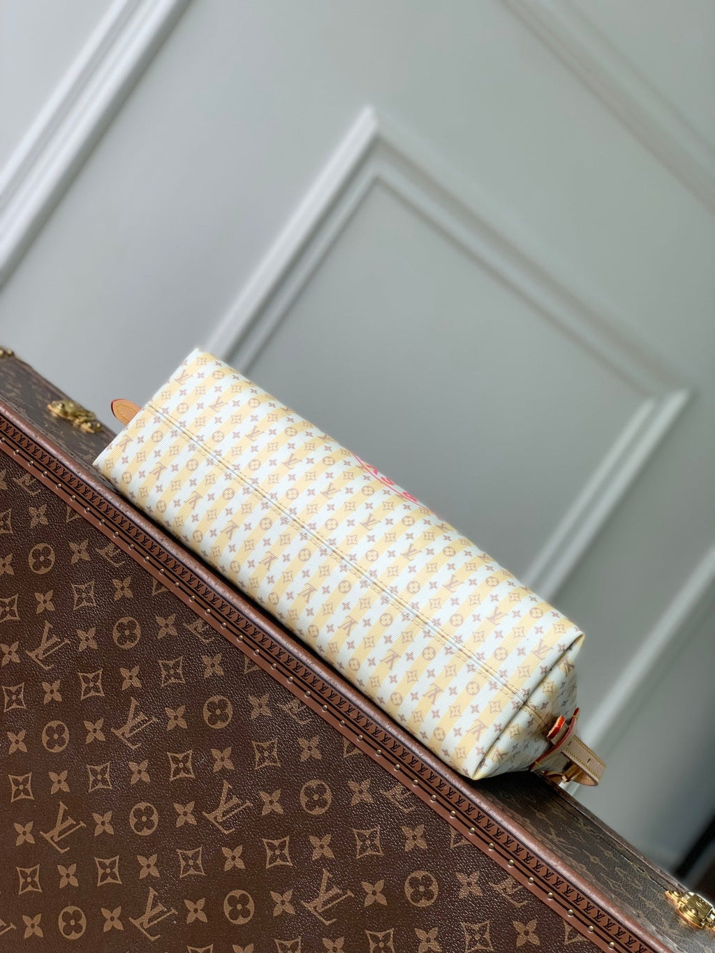 Louis Vuitton LV M29139 Carryall East West Bag Banana