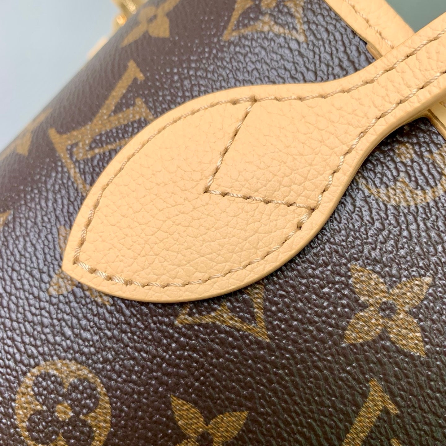 Louis Vuitton LV M29228 Neverfull Bandoulière Inside Out BB Bag Monogram Banane