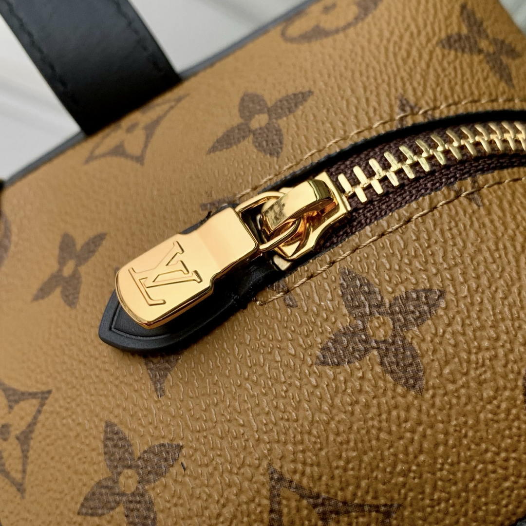 Louis Vuitton LV M29313 Locker Dopp Kit Taurillon Monogram