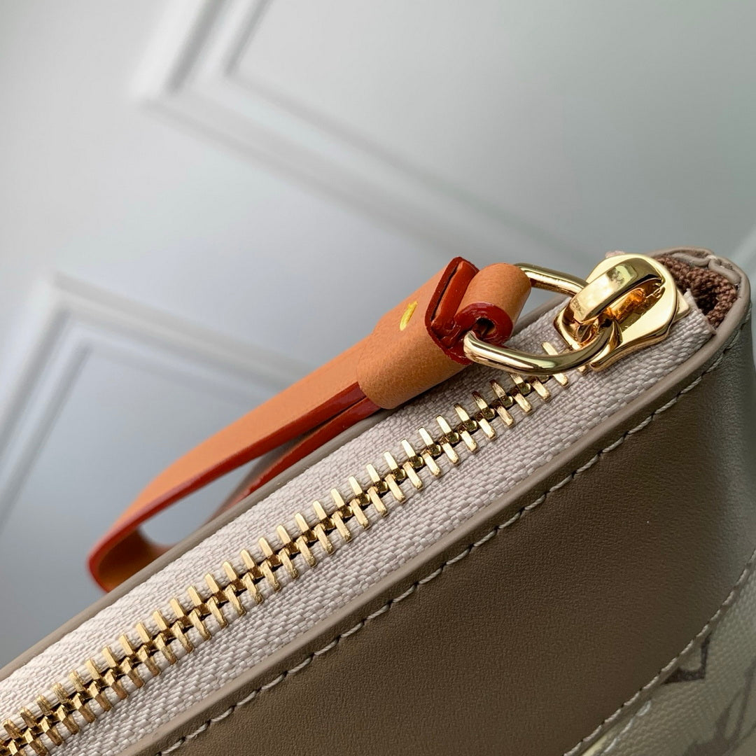 Louis Vuitton  LV M29427 Pochette Voyage Souple Sand Beige
