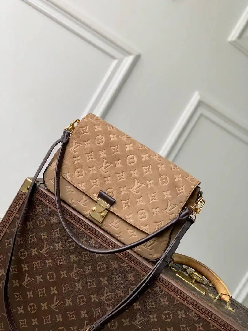Louis Vuitton LV M2A185 Pochette Métis MM Beige Trench