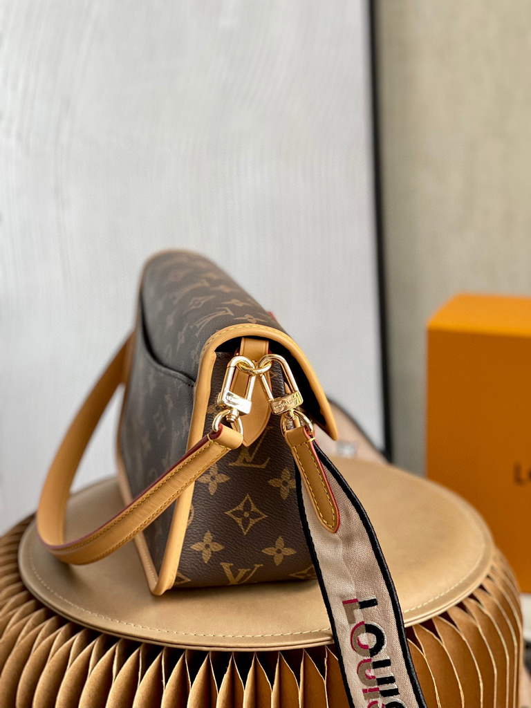 Louis Vuitton LV M45985 Diane Monogram Crossbody bag - Default Title - View 3