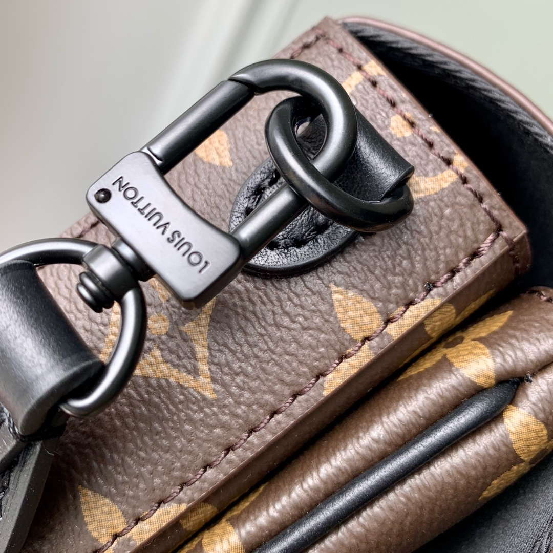 Louis Vuitton LV M47060 Montsouris Messenger PM Monogram Canvas