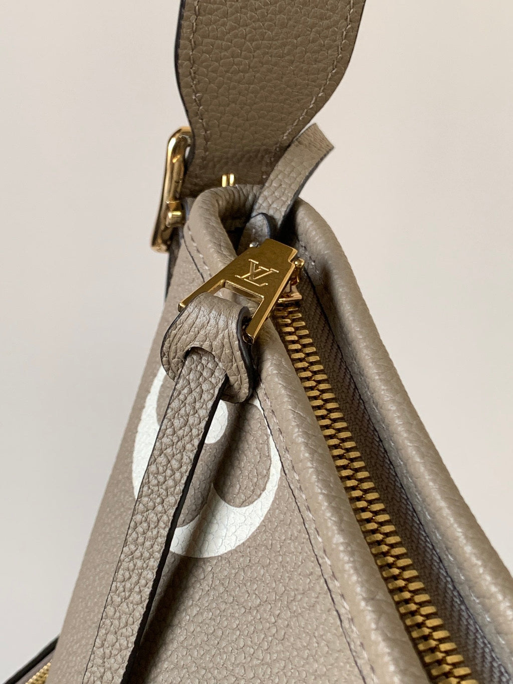 Louis Vuitton LV M47180 CarryAll PM Bag Tourterelle Gray / Crème Beige