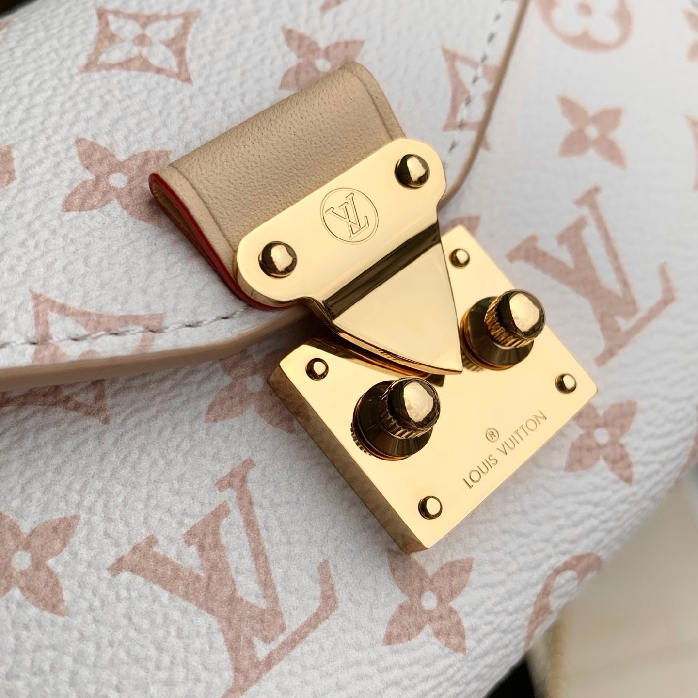 Louis Vuitton LV M4871Z Pouch Metis Belt Bag - Default Title - View 4