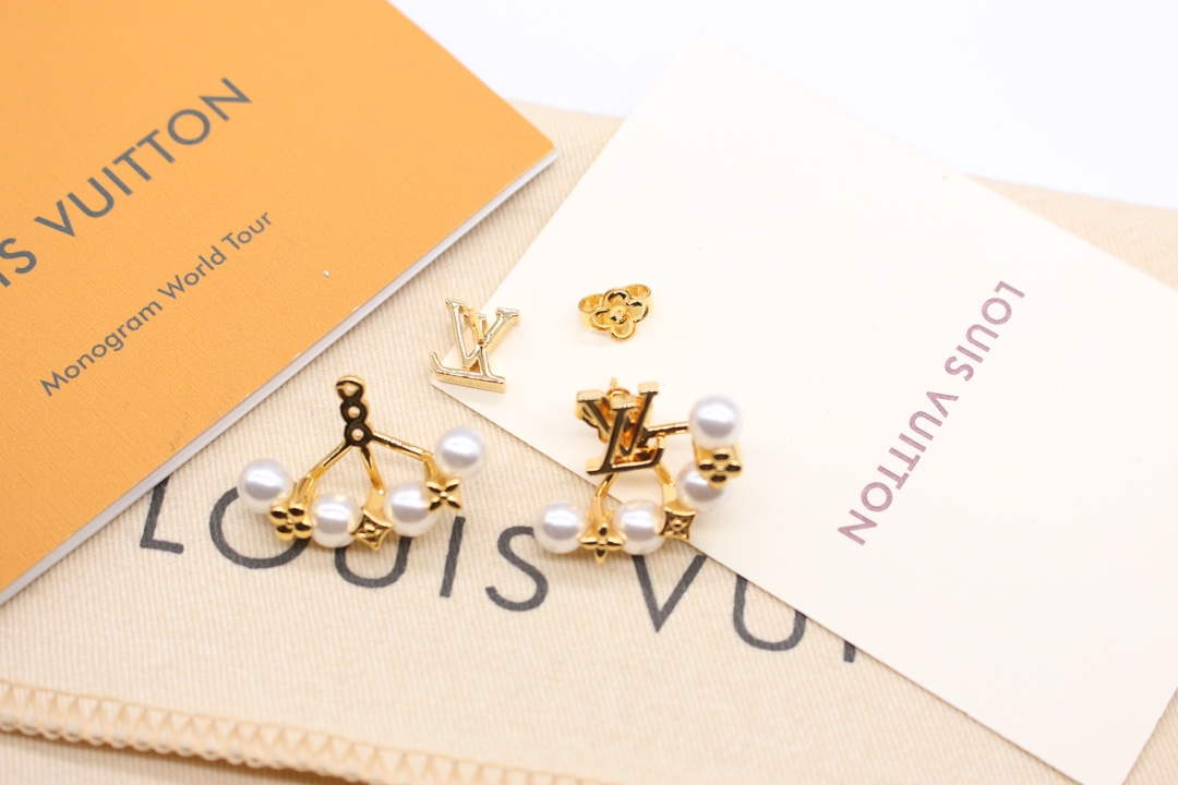 Louis Vuitton M01258 Minigram Pearls Earrings Jewelry L50130