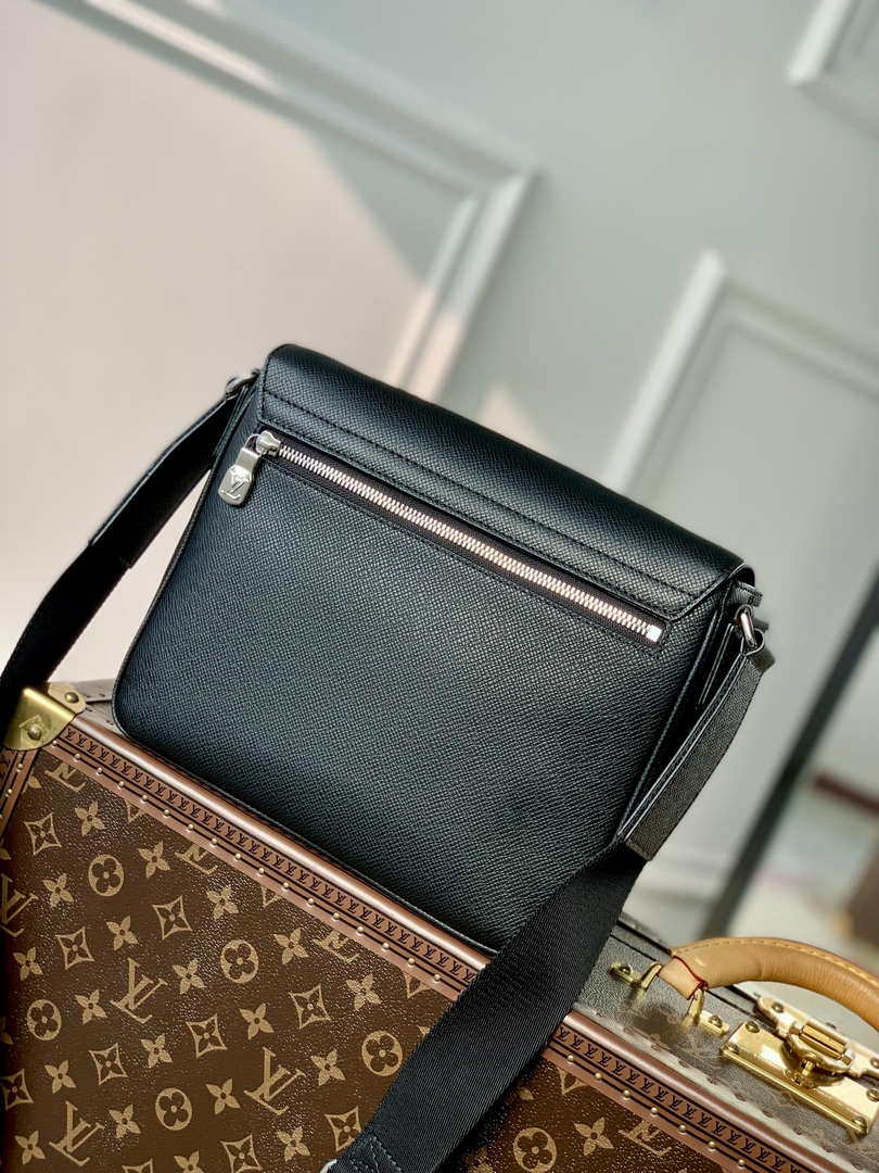 Louis Vuitton M30850 District PM Taiga infini Black - Default Title - View 2