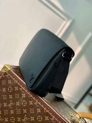 Louis Vuitton M30850 District PM Taiga infini Black - Default Title - View 3