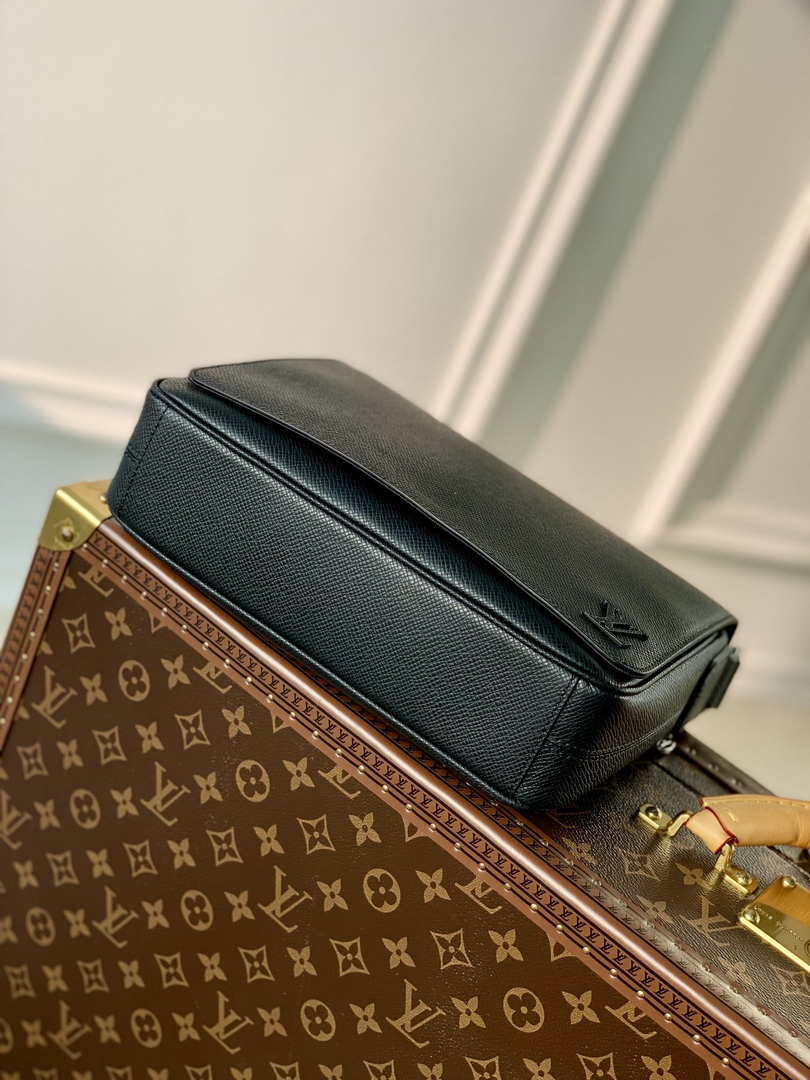 Louis Vuitton M30850 District PM Taiga infini Black - Default Title - View 4