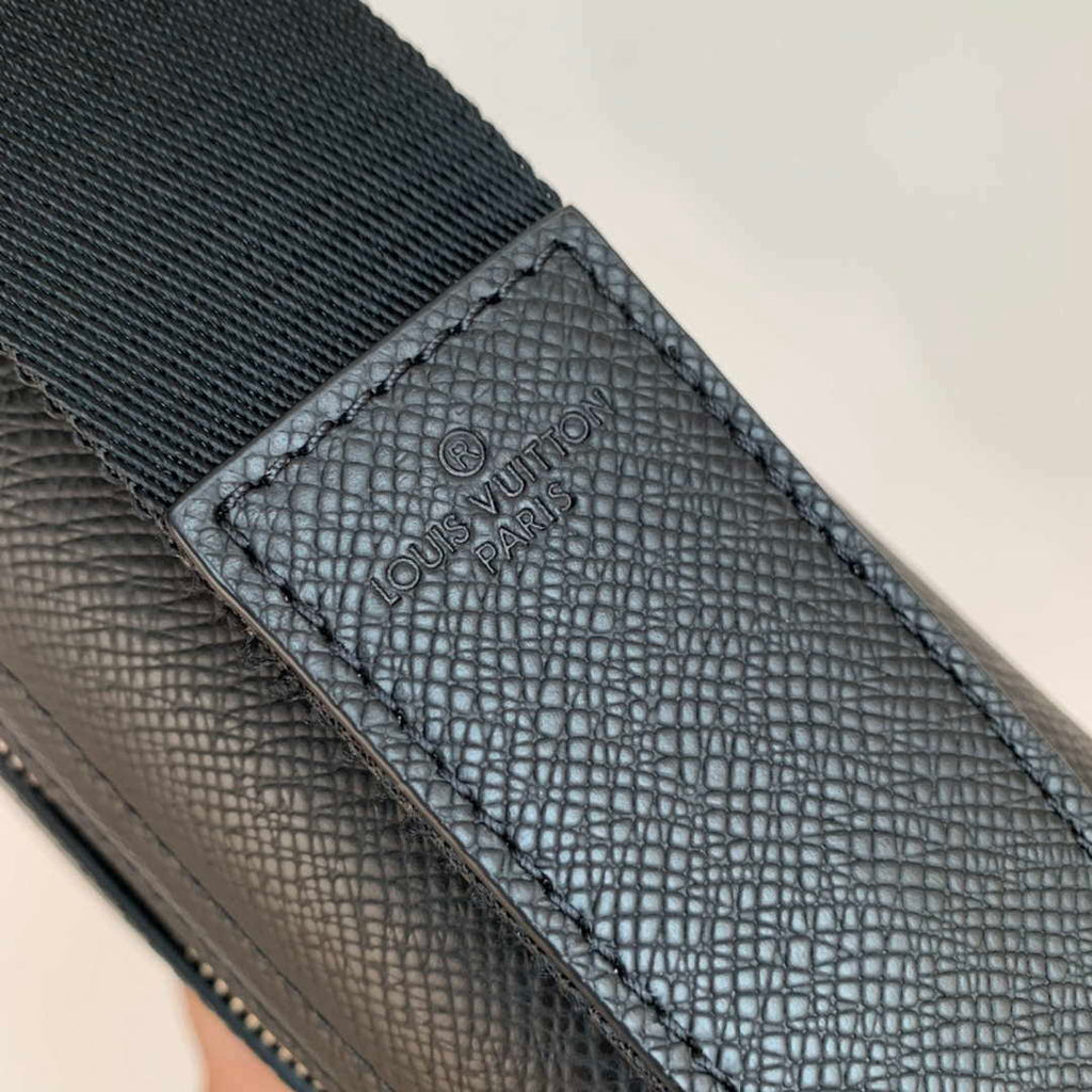 Louis Vuitton M30850 District PM Taiga infini Black