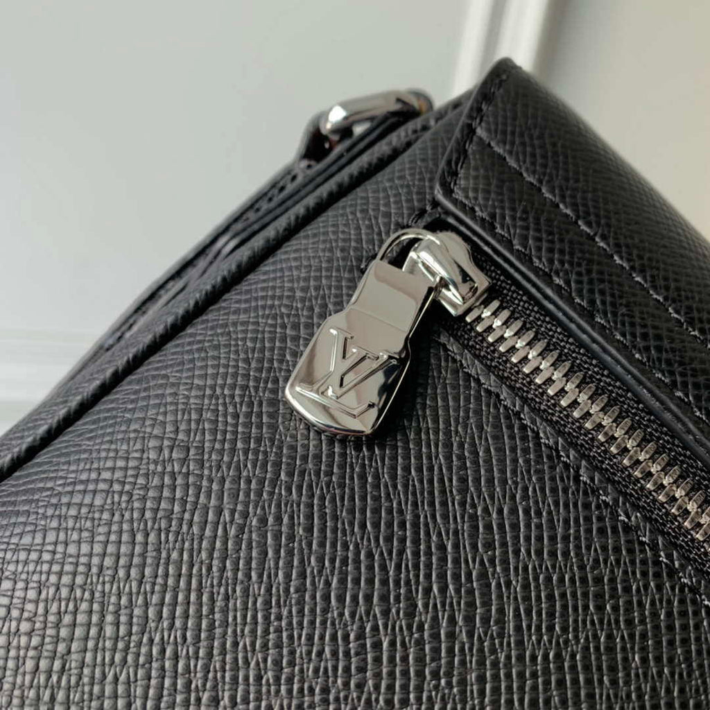 Louis Vuitton M30850 District PM Taiga infini Black