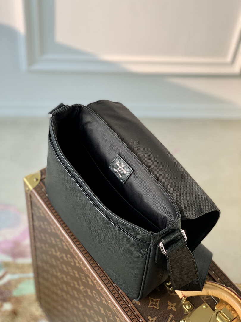 Louis Vuitton M30850 District PM Taiga infini Black - Default Title - View 8