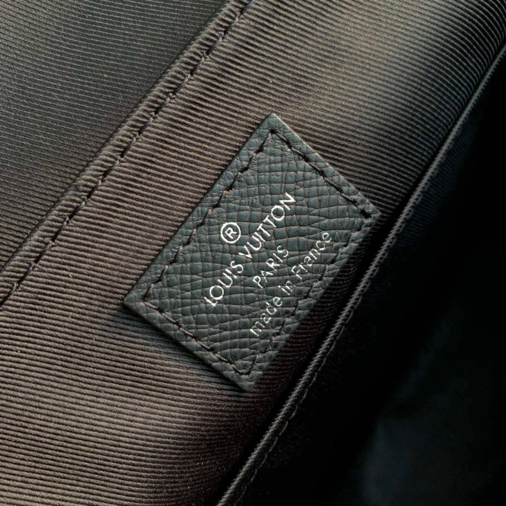 Louis Vuitton M30850 District PM Taiga infini Black