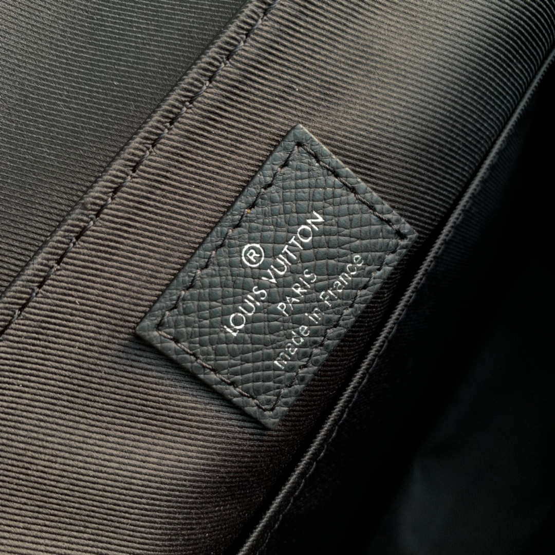 Louis Vuitton M30850 District PM Taiga infini Black