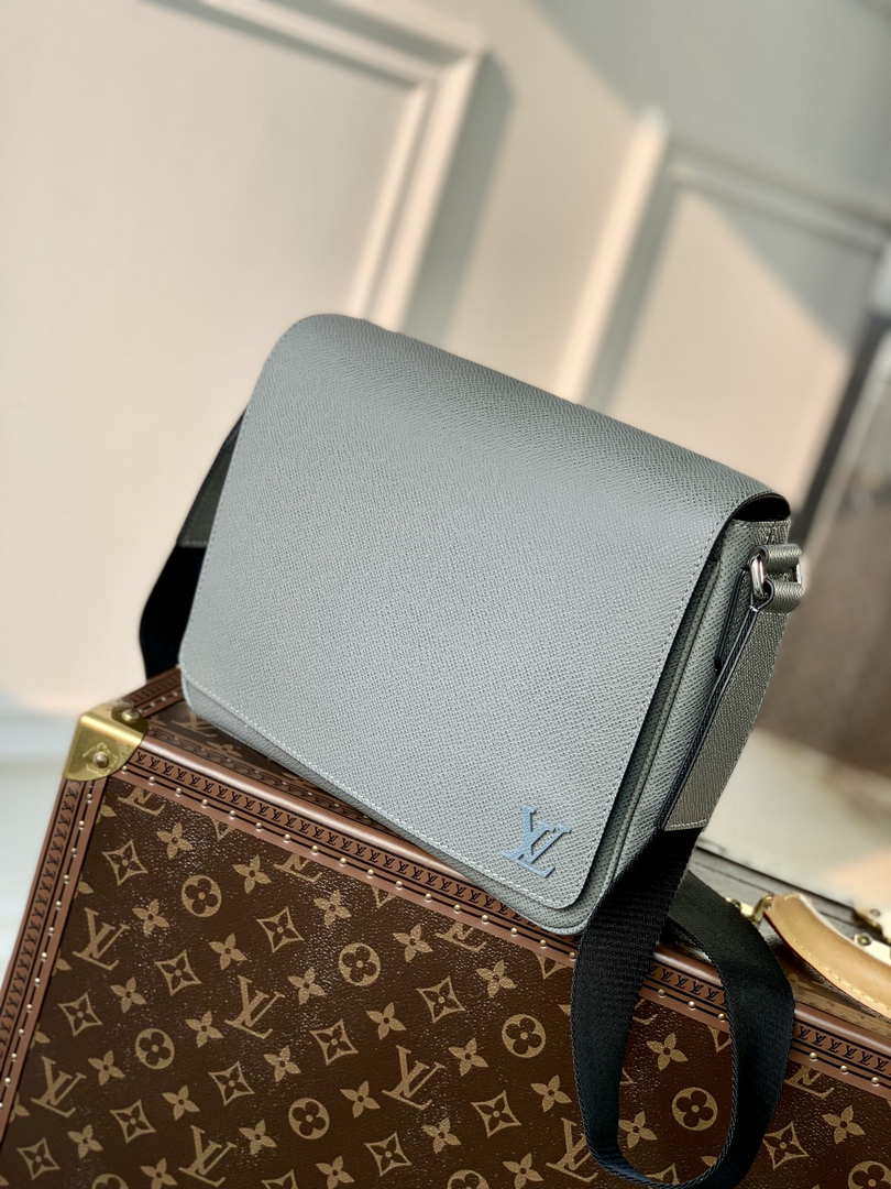Louis Vuitton M30851 District PM Taiga infini Gray - Default Title - View 3