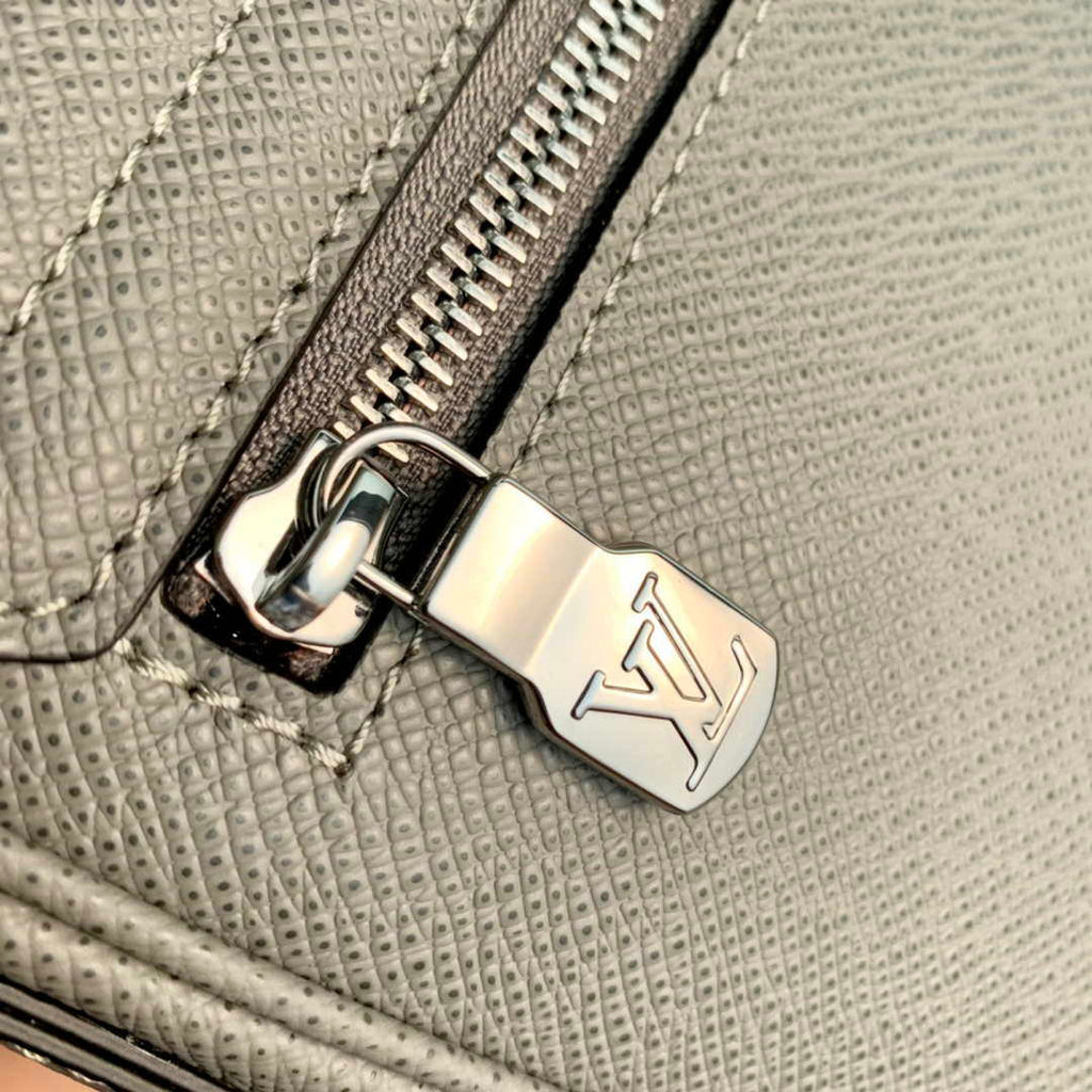 Louis Vuitton M30851 District PM Taiga infini Gray