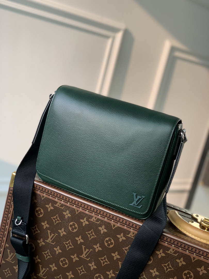 Louis Vuitton M30861 District PM Taiga infini Dark Green bag - Default Title - View 1