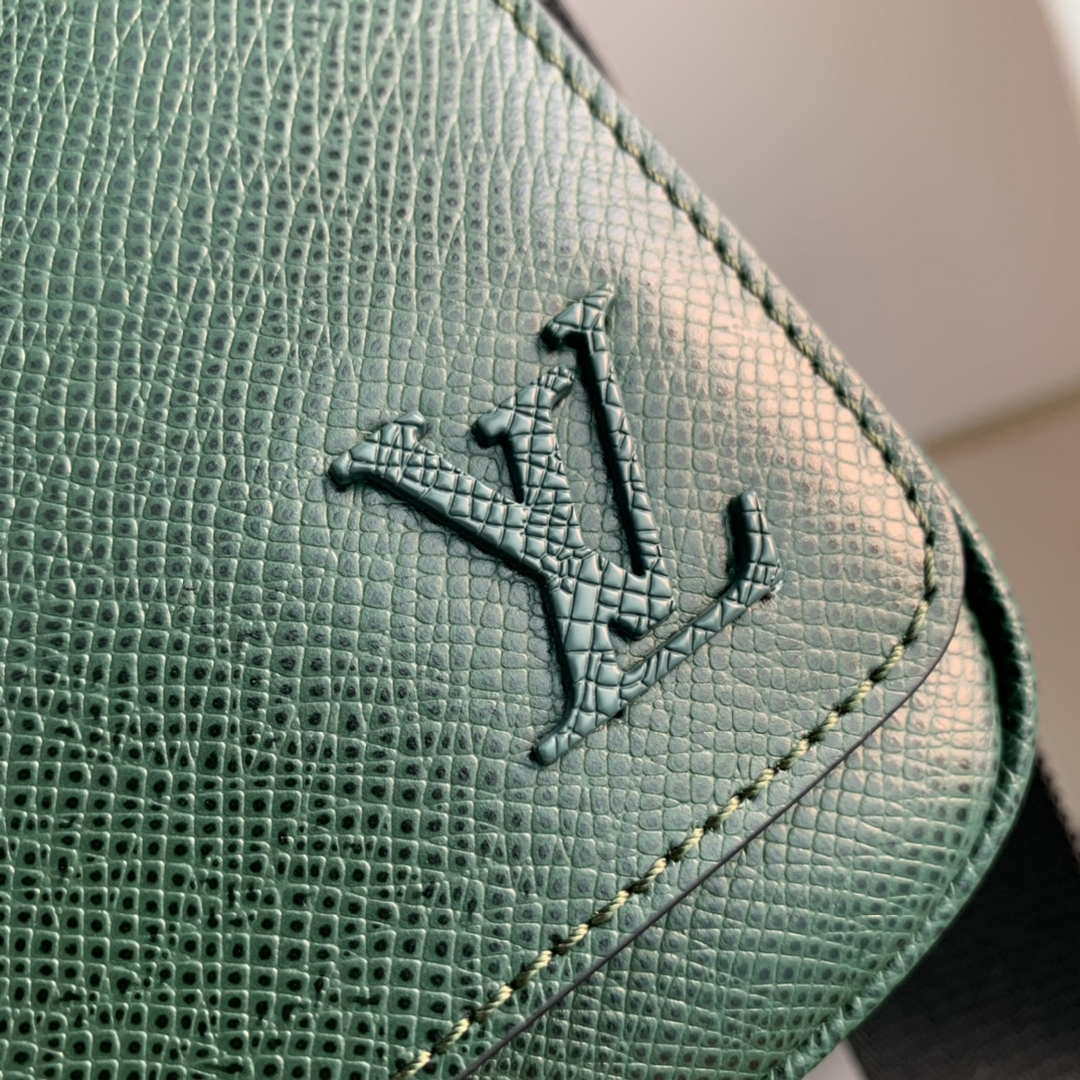 Louis Vuitton M30861 District PM Taiga infini Dark Green bag - Default Title - View 4