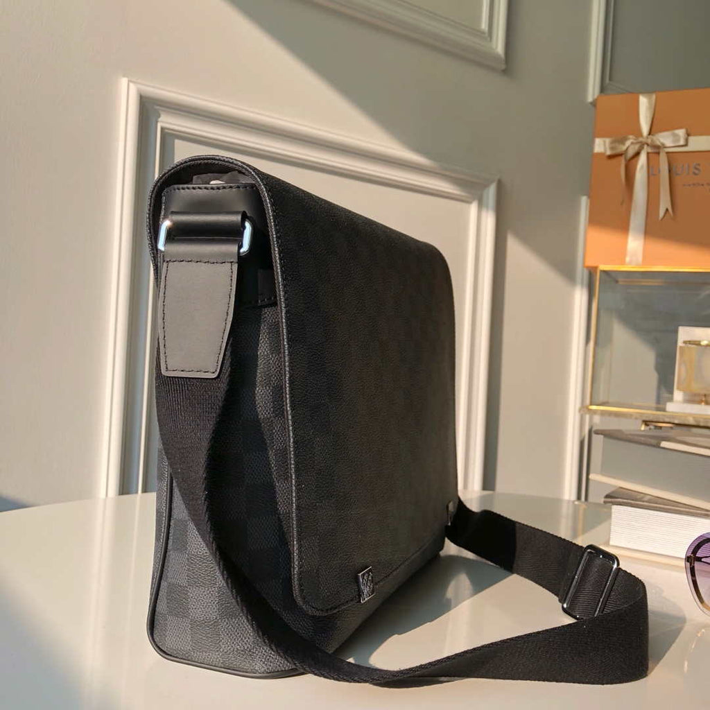 Louis Vuitton N41029 District MM Damier graphite Black