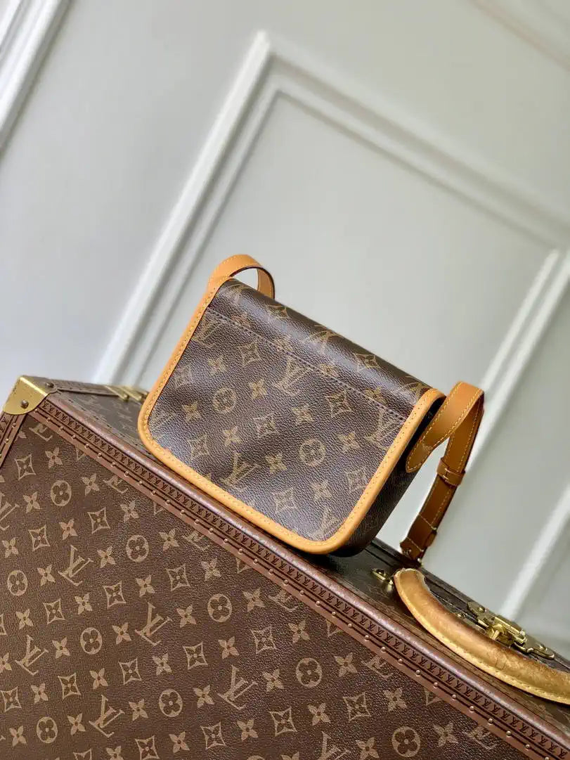 Louis Vuitton Satchel Wearable Wallet LV M26805  Monogram