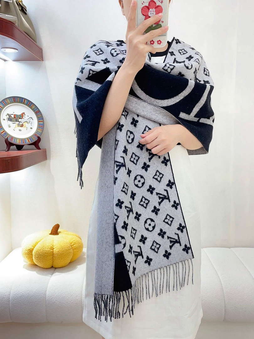 Louis Vuitton Scarves Fashion Shawl L38934 - Default Title - View 1