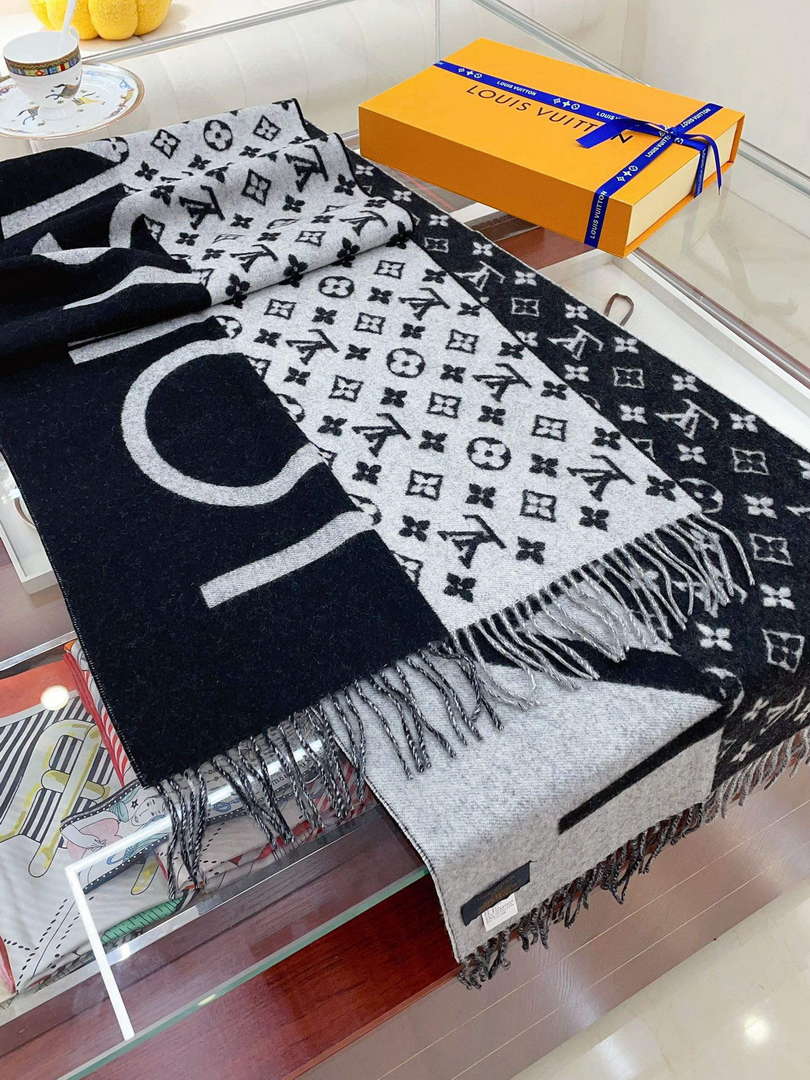 Louis Vuitton Scarves Fashion Shawl L38934