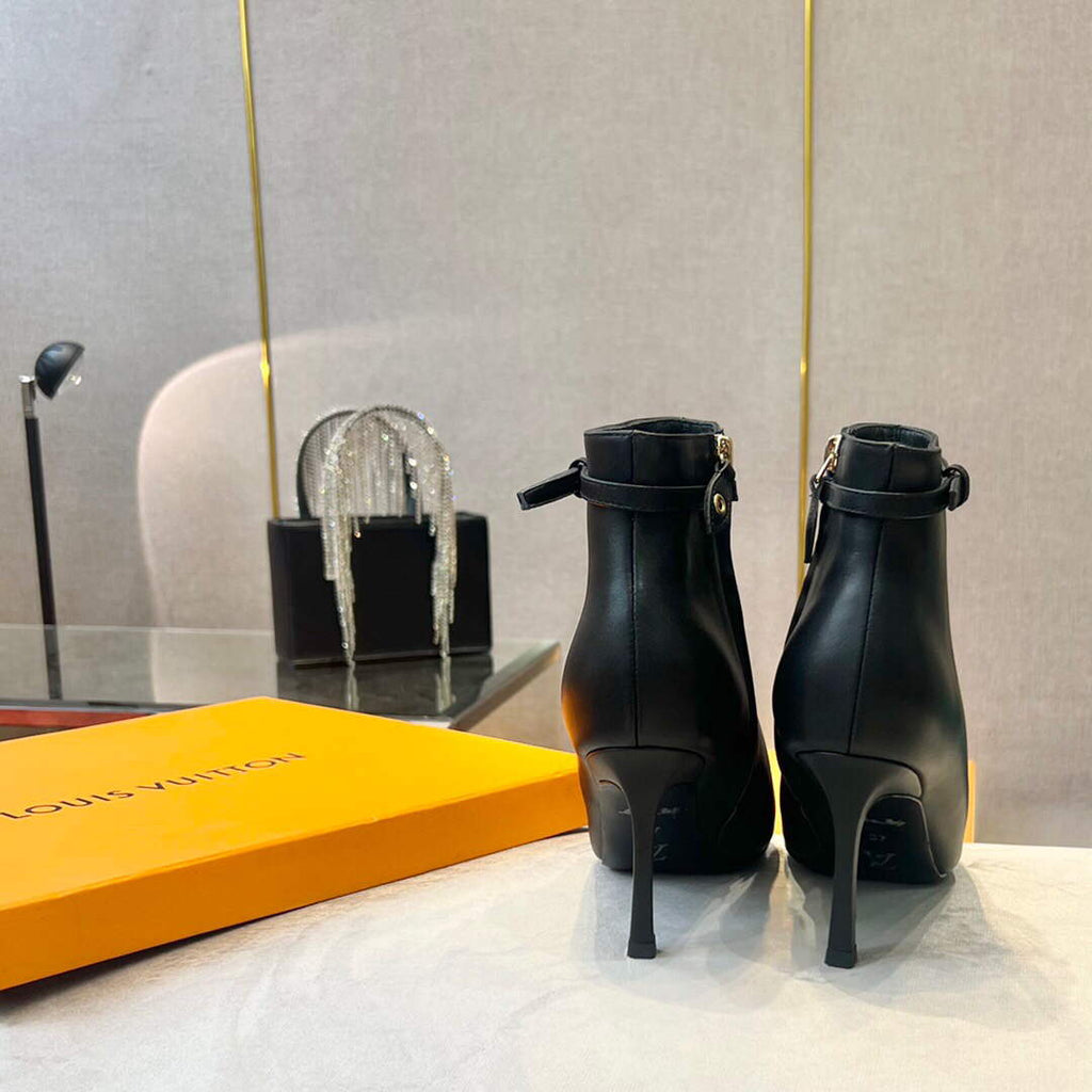 LV 1A9P35 Louis Vuitton Women's Signature Ankle Boot L66526