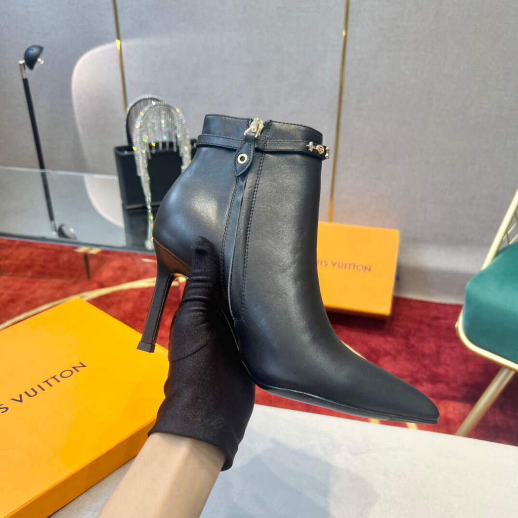LV 1A9P35 Louis Vuitton Women's Signature Ankle Boot L66526