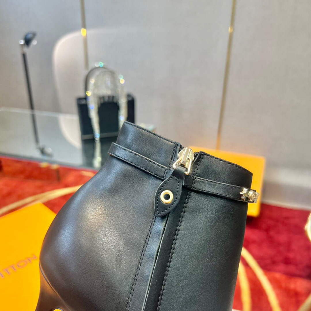 LV 1A9P35 Louis Vuitton Women's Signature Ankle Boot L66526