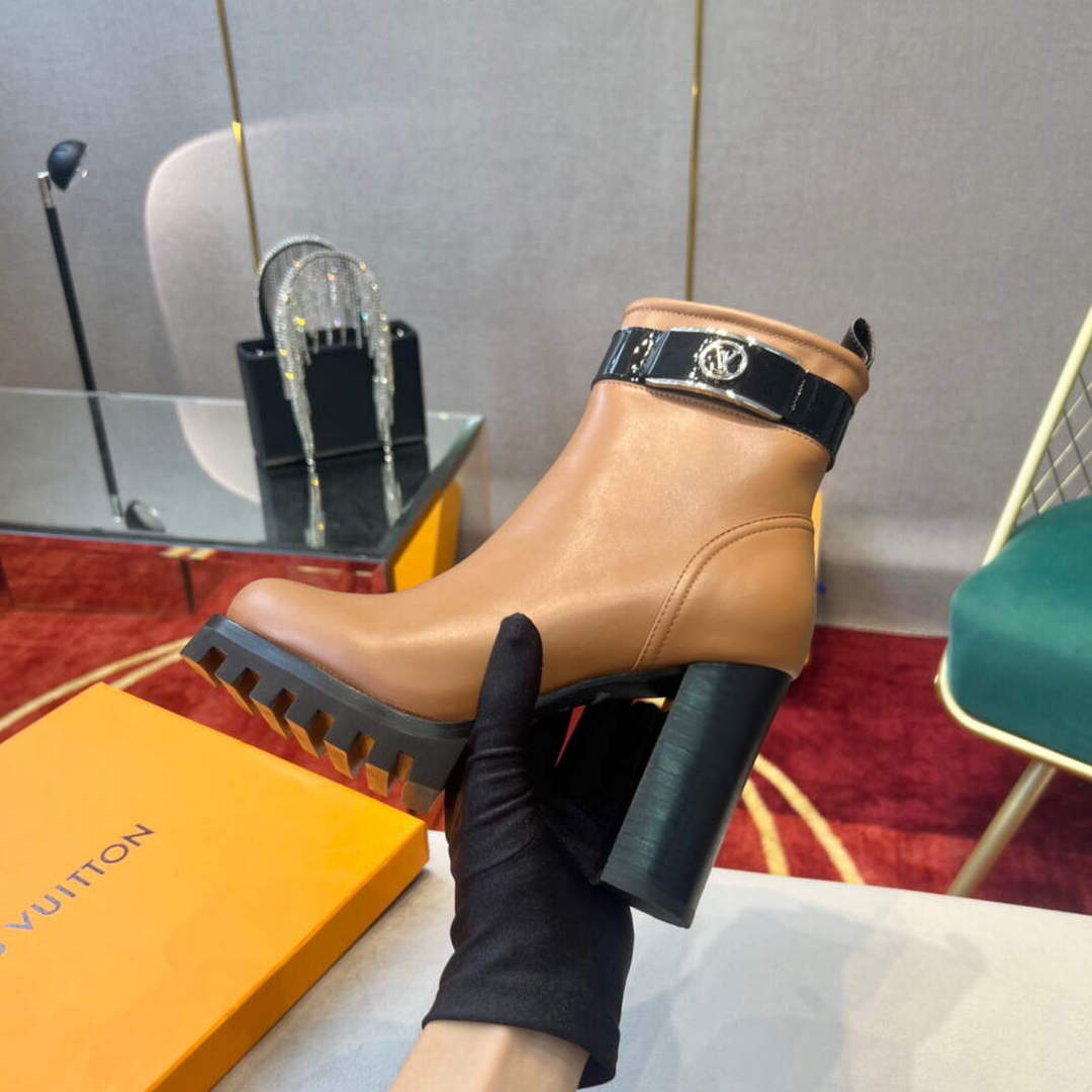 LV 1AA0O8 Louis Vuitton Women's Star Trail Ankle Boot L66521