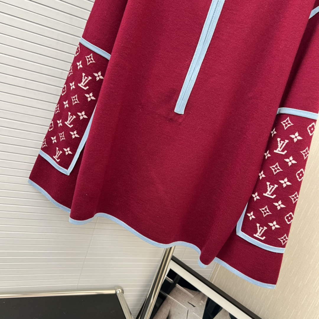 LV 1AAKJX Louis Vuitton Women's Fashion Clothing Graphic Trim Pullover L55738