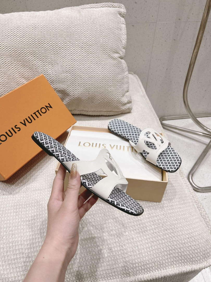 LV 1ABP20 Louis Vuitton LV Isola Flat Mules L66402
