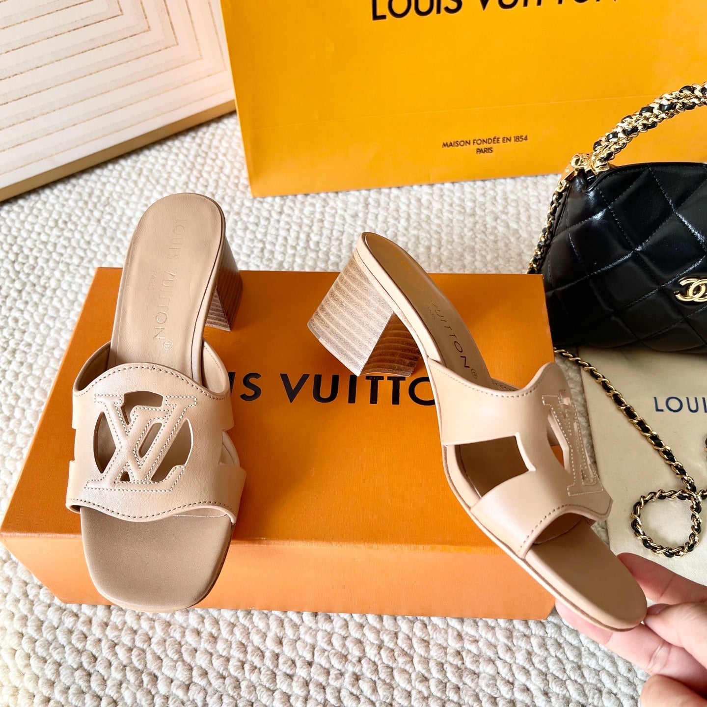 LV 1ABP20 Louis Vuitton LV Isola Slippers Flat Mules L66452 Heel 4.5cm