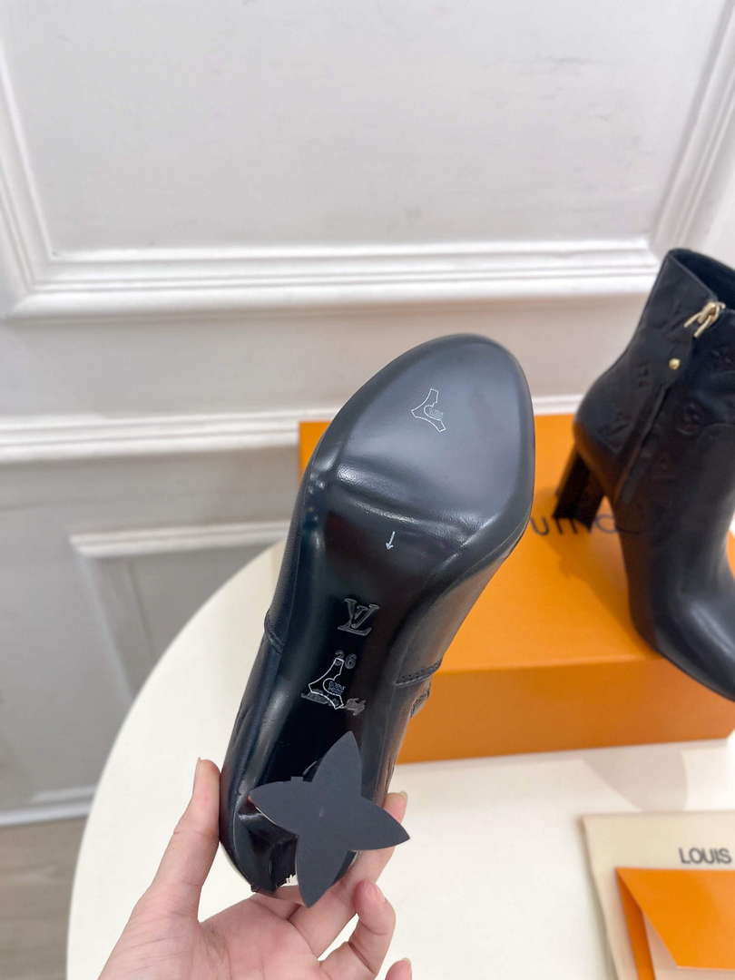 LV 1ABP9I Louis Vuitton Women's Silhouette Ankle Boot L67330