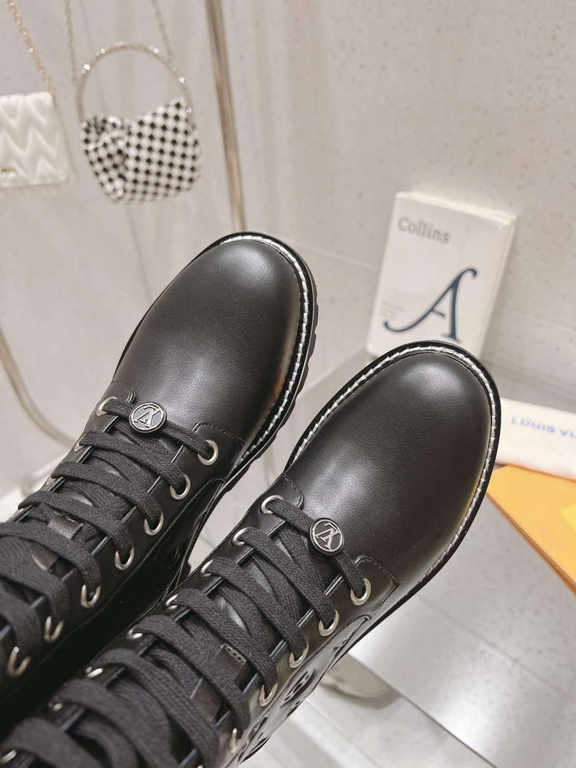 LV 1ABUVN Louis Vuitton Women's Territory Flat Ranger Boot L67328