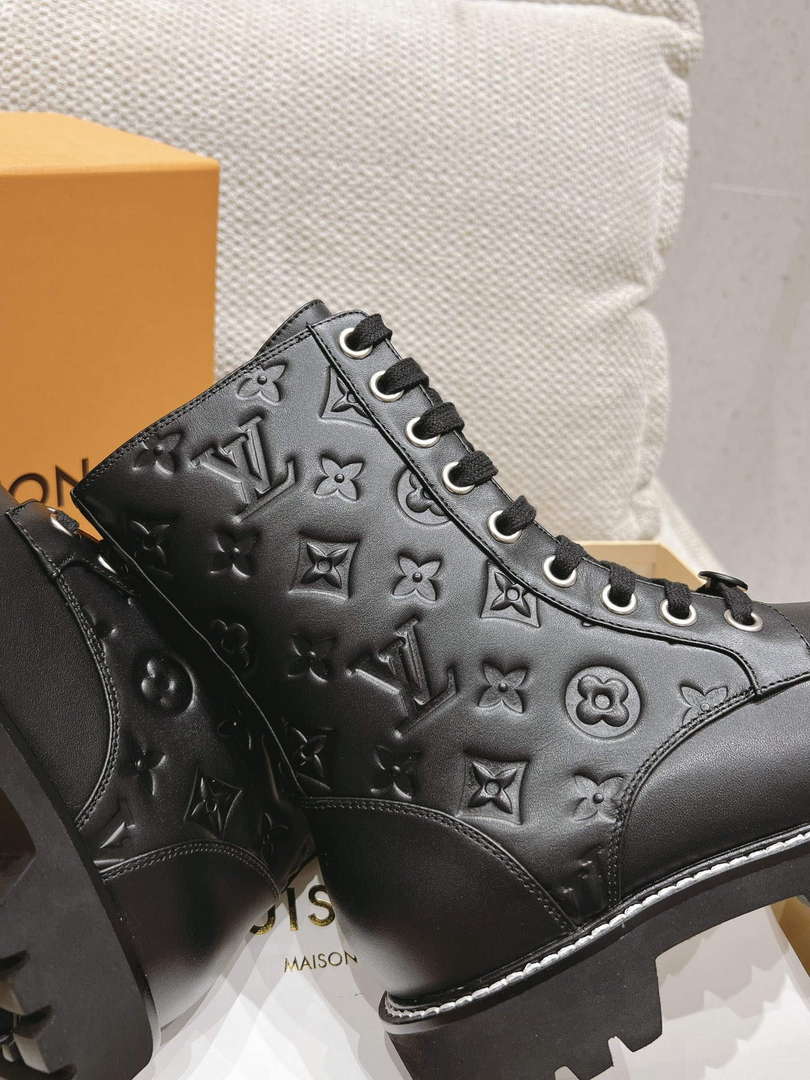 LV 1ABUVN Louis Vuitton Women's Territory Flat Ranger Boot L67328