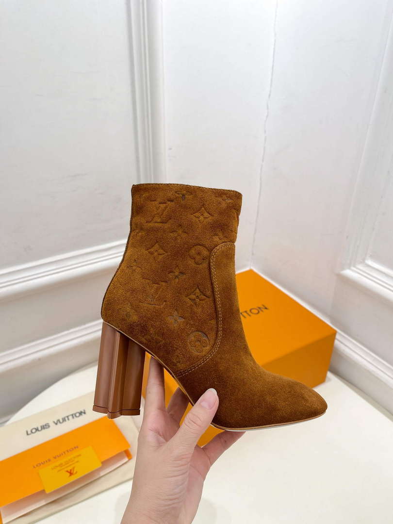 LV 1ABUW2 Louis Vuitton Women's Silhouette Ankle Boot L67331