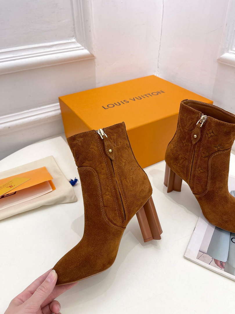 LV 1ABUW2 Louis Vuitton Women's Silhouette Ankle Boot L67331