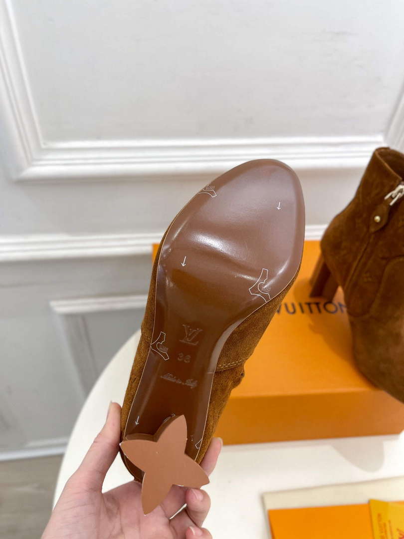 LV 1ABUW2 Louis Vuitton Women's Silhouette Ankle Boot L67331