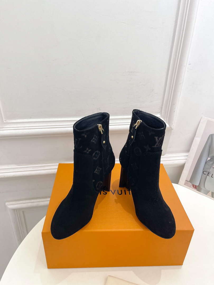 LV 1ABUW2 Louis Vuitton Women's Silhouette Ankle Boot L67332