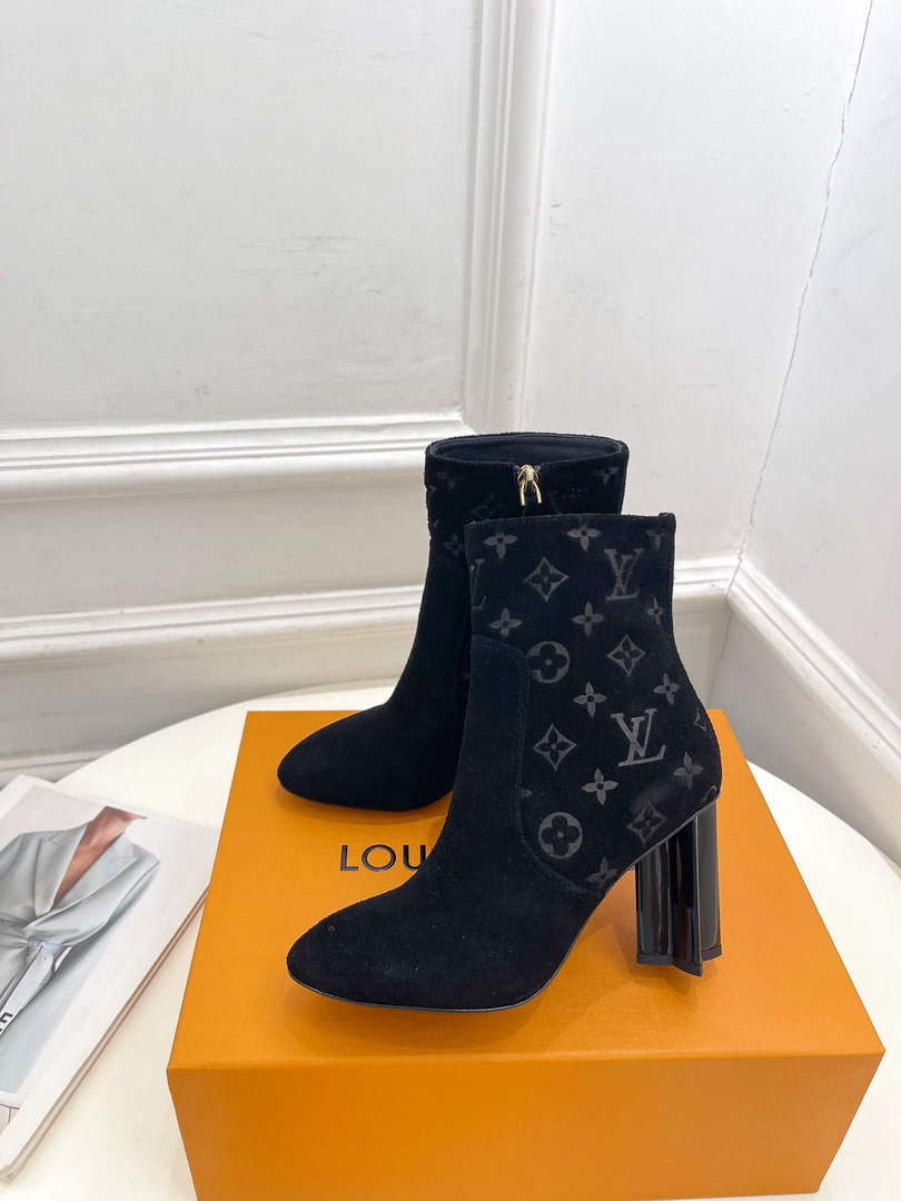 LV 1ABUW2 Louis Vuitton Women's Silhouette Ankle Boot L67332