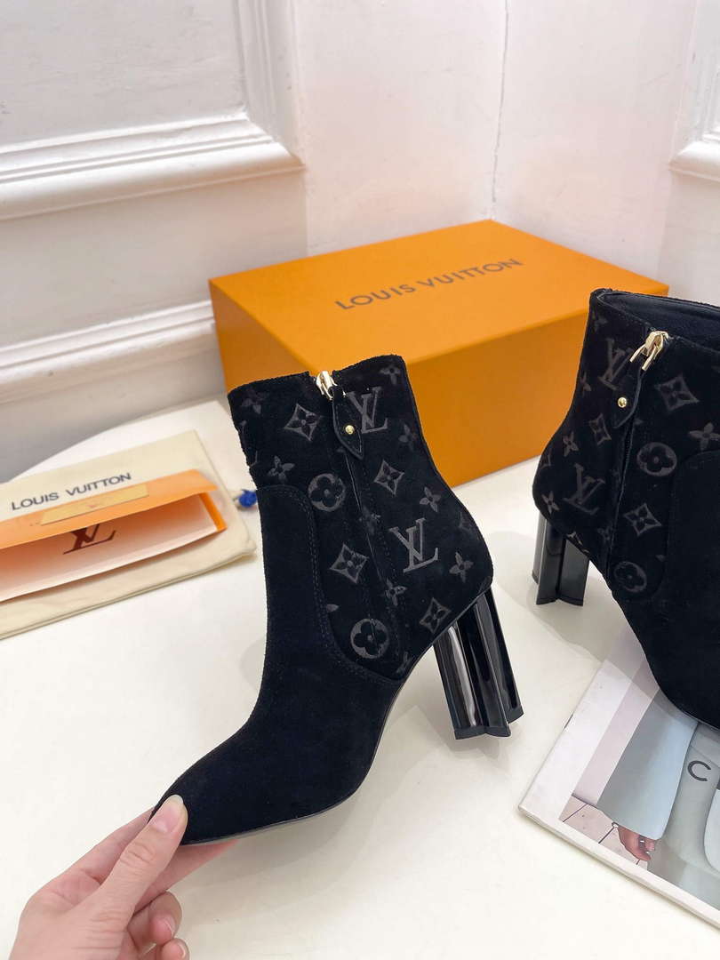 LV 1ABUW2 Louis Vuitton Women's Silhouette Ankle Boot L67332